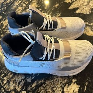 On Running women’s 8.5  like new  worn once  white and gray